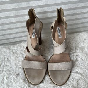 Donna Piu Sandals Strappy, Beige size 39/8.5 US, block heel, zip closure back.